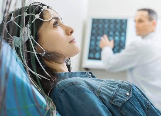 CENTRO NEUROLÓGICO NEUROQUIRÚRGICO: Su centro integral para el cuidado neurológico y neuroquirúrgico de excelencia En el Centro Neurológico Neuroquirúrgico, ofrecemos una atención integral y de calidad para pacientes de todas las edades que buscan soluciones a sus problemas neurológicos y neuroquirúrgicos. Nuestro equipo de profesionales altamente calificados y experimentados está dedicado a brindar un diagnóstico preciso, tratamiento personalizado y seguimiento continuo para garantizar el mejor resultado posible para cada paciente. Contamos con tecnología de vanguardia y las últimas técnicas para el diagnóstico y tratamiento de una amplia gama de afecciones neurológicas y neuroquirúrgicas, incluyendo: Trastornos del movimiento: Enfermedad de Parkinson, temblor esencial, distonía, corea de Huntington. Enfermedades degenerativas: Alzheimer, Parkinson, esclerosis lateral amiotrófica (ELA), demencia frontotemporal. Epilepsia: Diagnóstico y tratamiento de convulsiones, epilepsia refractaria, cirugía de epilepsia. Tumores cerebrales y medulares: Diagnóstico, biopsia, cirugía, radioterapia y quimioterapia. Accidente cerebrovascular: Prevención, diagnóstico, tratamiento y rehabilitación. Dolor de espalda y cuello: Hernias discales, estenosis espinal, radiculopatía, dolor neuropático. Traumatismos craneoencefálicos y medulares: Evaluación, tratamiento y rehabilitación. Defectos congénitos del sistema nervioso: Hidrocefalia, espina bífida, malformaciones arteriovenosas. En el Centro Neurológico Neuroquirúrgico, nos enfocamos en brindar una experiencia centrada en el paciente, ofreciendo: Consultas personalizadas: Nuestro equipo de neurología y neurocirugía se toma el tiempo para comprender a fondo sus necesidades e inquietudes, y le brinda una consulta completa y personalizada. Diagnóstico preciso: Contamos con tecnología de vanguardia para el diagnóstico preciso de afecciones neurológicas y neuroquirúrgicas, incluyendo electroencefalografía (EEG), resonancia magnética (RMN), tomografía computarizada (TC), y pruebas neuropsicológicas. Tratamiento personalizado: Desarrollamos un plan de tratamiento individualizado para cada paciente, considerando sus necesidades específicas, condición médica y preferencias. Cirugía neuroquirúrgica de vanguardia: Nuestros neurocirujanos experimentados realizan cirugías mínimamente invasivas y complejas con las técnicas más modernas, utilizando tecnología de última generación para garantizar la precisión y seguridad del procedimiento. Rehabilitación integral: Ofrecemos un programa de rehabilitación integral que incluye fisioterapia, terapia ocupacional, terapia del habla y apoyo psicológico para ayudar a los pacientes a recuperar su funcionalidad y calidad de vida. Atención compasiva y de calidad: Nuestro equipo médico y de apoyo está comprometido a brindar una atención compasiva, empática y de alta calidad a cada paciente.