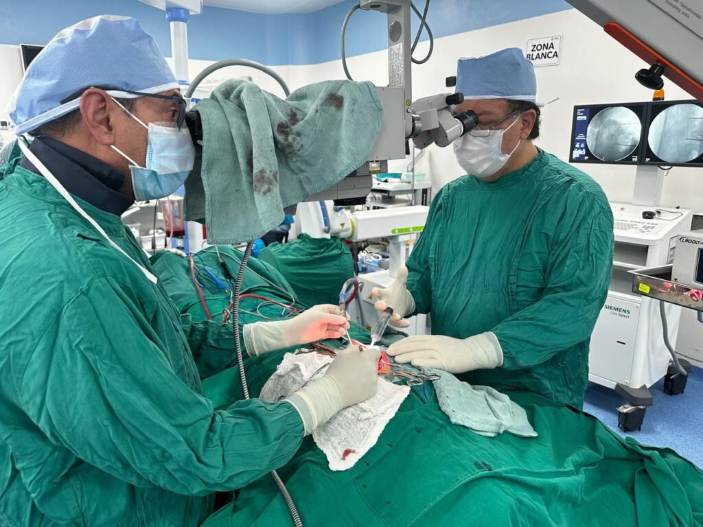 CENTRO NEUROLÓGICO NEUROQUIRÚRGICO: Su centro integral para el cuidado neurológico y neuroquirúrgico de excelencia
En el Centro Neurológico Neuroquirúrgico, ofrecemos una atención integral y de calidad para pacientes de todas las edades que buscan soluciones a sus problemas neurológicos y neuroquirúrgicos. Nuestro equipo de profesionales altamente calificados y experimentados está dedicado a brindar un diagnóstico preciso, tratamiento personalizado y seguimiento continuo para garantizar el mejor resultado posible para cada paciente.

Contamos con tecnología de vanguardia y las últimas técnicas para el diagnóstico y tratamiento de una amplia gama de afecciones neurológicas y neuroquirúrgicas, incluyendo:

Trastornos del movimiento: Enfermedad de Parkinson, temblor esencial, distonía, corea de Huntington.
Enfermedades degenerativas: Alzheimer, Parkinson, esclerosis lateral amiotrófica (ELA), demencia frontotemporal.
Epilepsia: Diagnóstico y tratamiento de convulsiones, epilepsia refractaria, cirugía de epilepsia.
Tumores cerebrales y medulares: Diagnóstico, biopsia, cirugía, radioterapia y quimioterapia.
Accidente cerebrovascular: Prevención, diagnóstico, tratamiento y rehabilitación.
Dolor de espalda y cuello: Hernias discales, estenosis espinal, radiculopatía, dolor neuropático.
Traumatismos craneoencefálicos y medulares: Evaluación, tratamiento y rehabilitación.
Defectos congénitos del sistema nervioso: Hidrocefalia, espina bífida, malformaciones arteriovenosas.
En el Centro Neurológico Neuroquirúrgico, nos enfocamos en brindar una experiencia centrada en el paciente, ofreciendo:

Consultas personalizadas: Nuestro equipo de neurología y neurocirugía se toma el tiempo para comprender a fondo sus necesidades e inquietudes, y le brinda una consulta completa y personalizada.
Diagnóstico preciso: Contamos con tecnología de vanguardia para el diagnóstico preciso de afecciones neurológicas y neuroquirúrgicas, incluyendo electroencefalografía (EEG), resonancia magnética (RMN), tomografía computarizada (TC), y pruebas neuropsicológicas.
Tratamiento personalizado: Desarrollamos un plan de tratamiento individualizado para cada paciente, considerando sus necesidades específicas, condición médica y preferencias.
Cirugía neuroquirúrgica de vanguardia: Nuestros neurocirujanos experimentados realizan cirugías mínimamente invasivas y complejas con las técnicas más modernas, utilizando tecnología de última generación para garantizar la precisión y seguridad del procedimiento.
Rehabilitación integral: Ofrecemos un programa de rehabilitación integral que incluye fisioterapia, terapia ocupacional, terapia del habla y apoyo psicológico para ayudar a los pacientes a recuperar su funcionalidad y calidad de vida.
Atención compasiva y de calidad: Nuestro equipo médico y de apoyo está comprometido a brindar una atención compasiva, empática y de alta calidad a cada paciente.